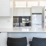 Comfy Balcony Studio Near Parks Shopping & Dining