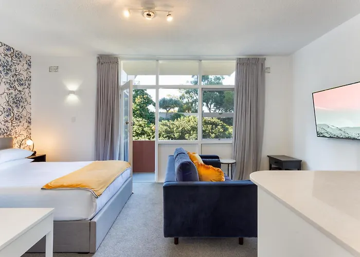Comfy Balcony Studio Near Parks Shopping & Dining