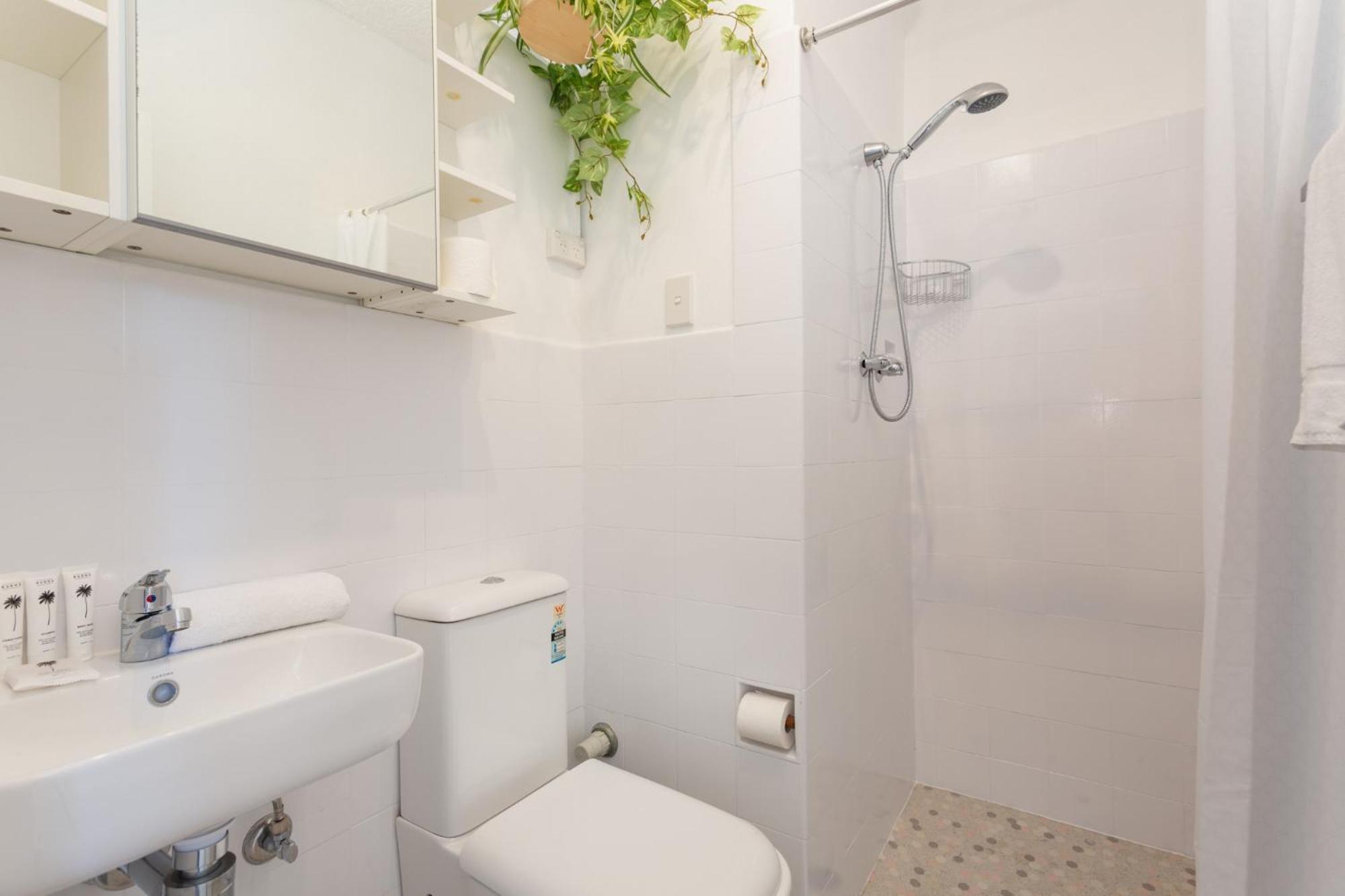 Apartment Comfy Balcony Near Parks Shopping & Dining