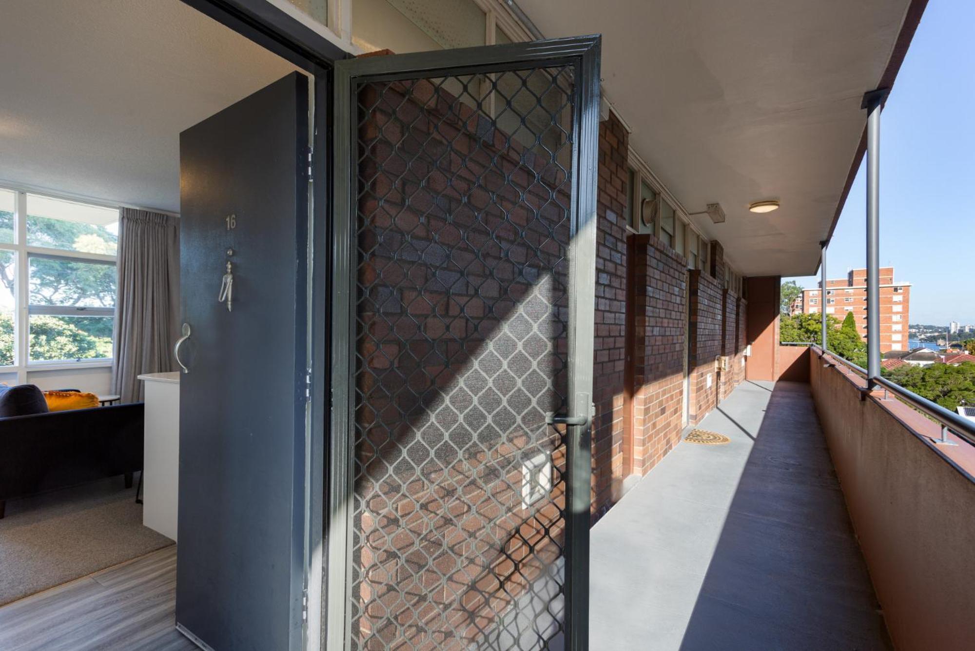 Comfy Balcony Near Parks Shopping & Dining *
